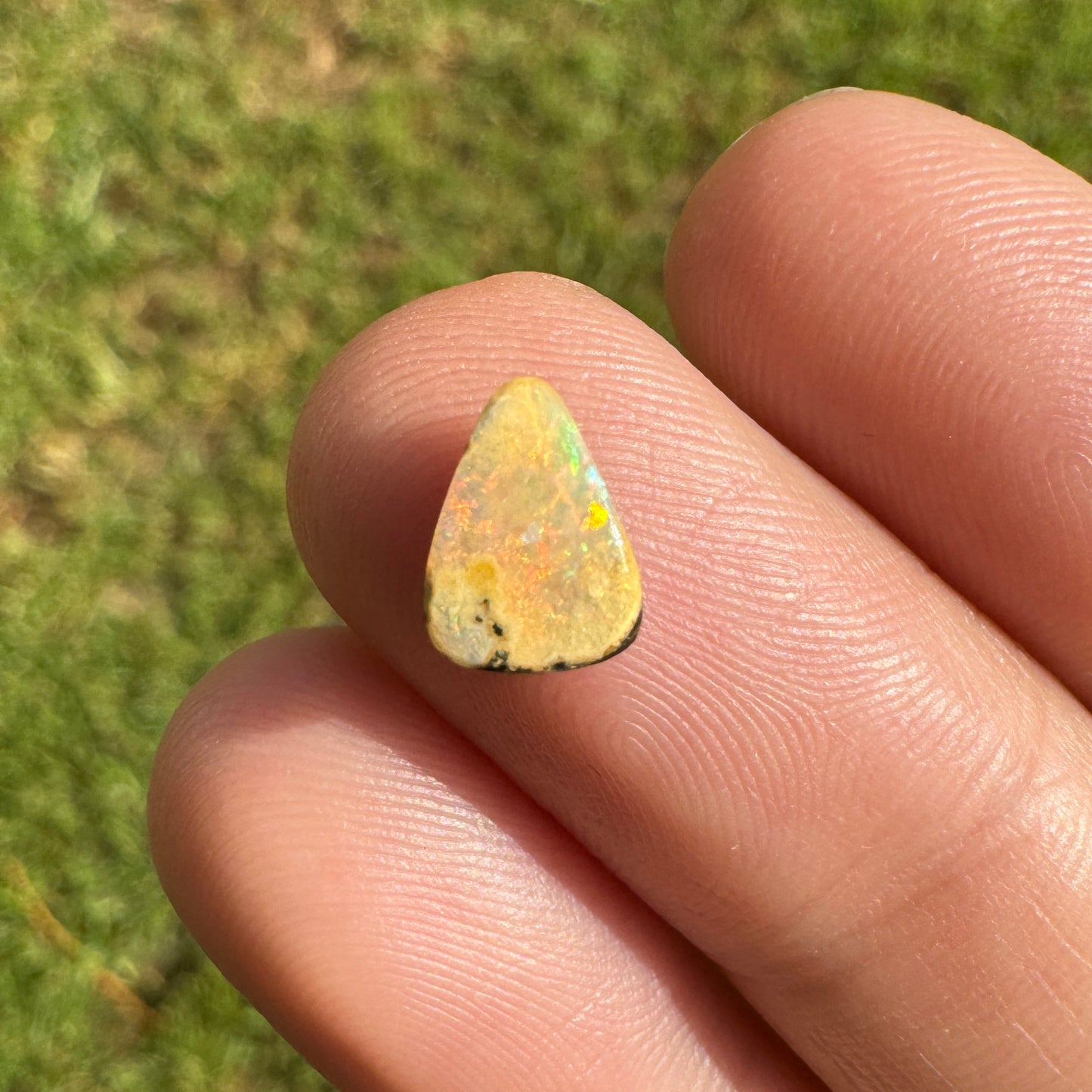0.85 Ct extra small boulder opal