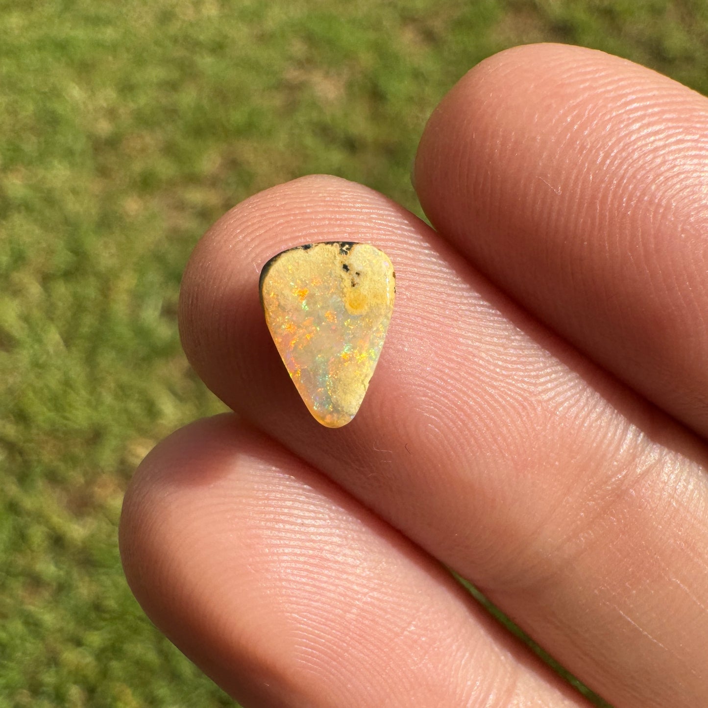0.85 Ct extra small boulder opal