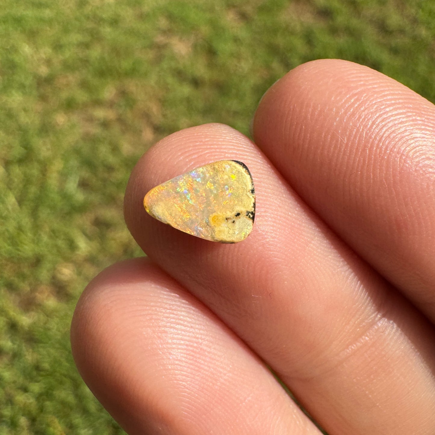 0.85 Ct extra small boulder opal