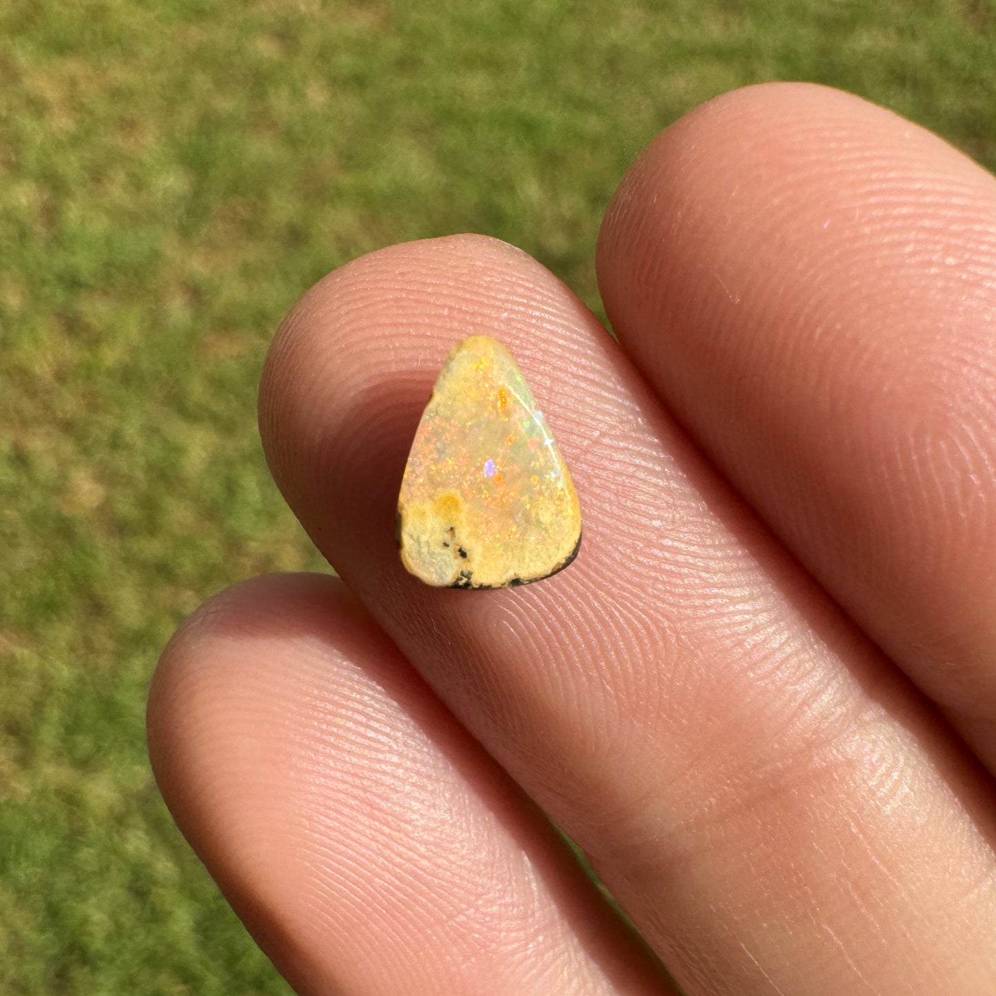 0.85 Ct extra small boulder opal