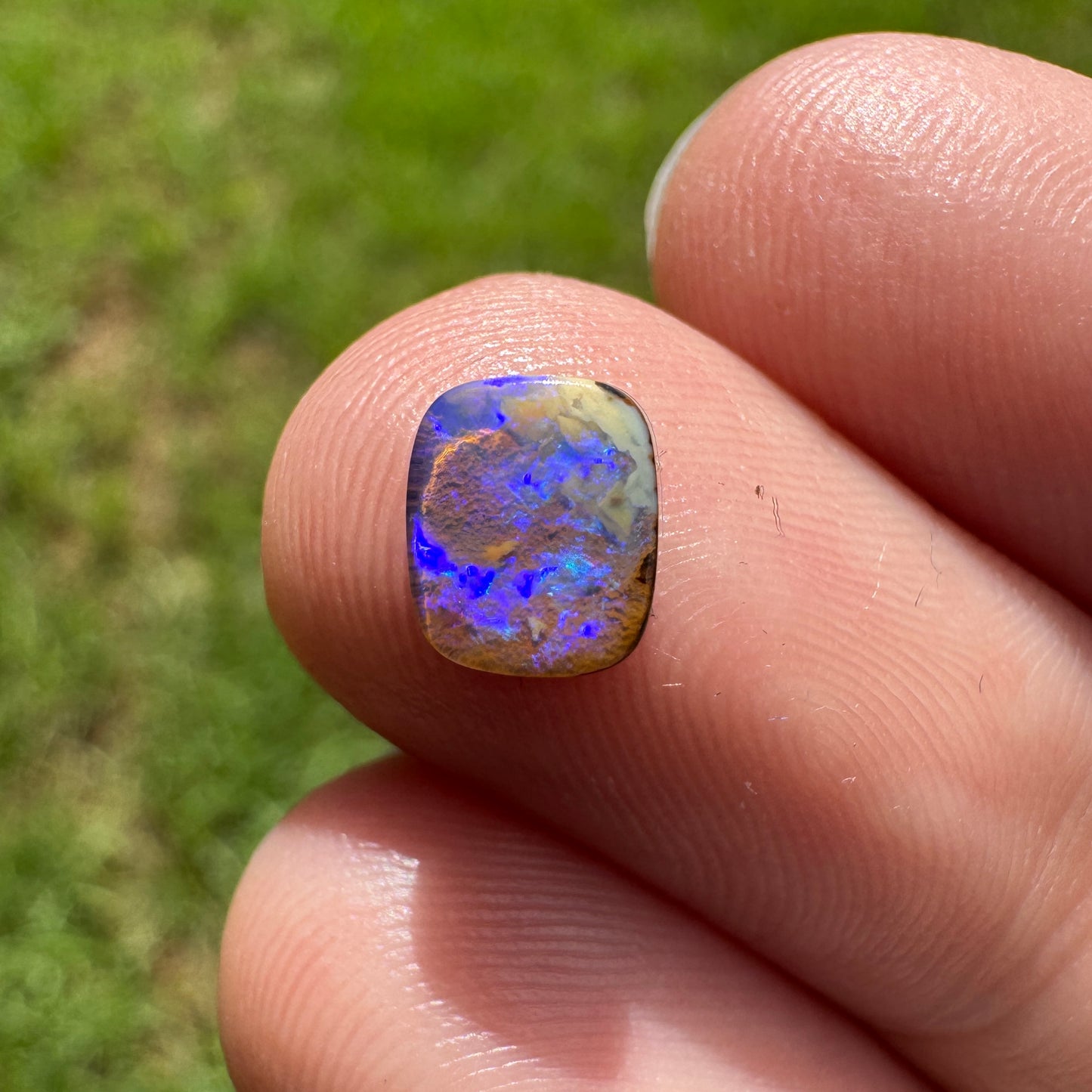 0.81 Ct extra small boulder opal