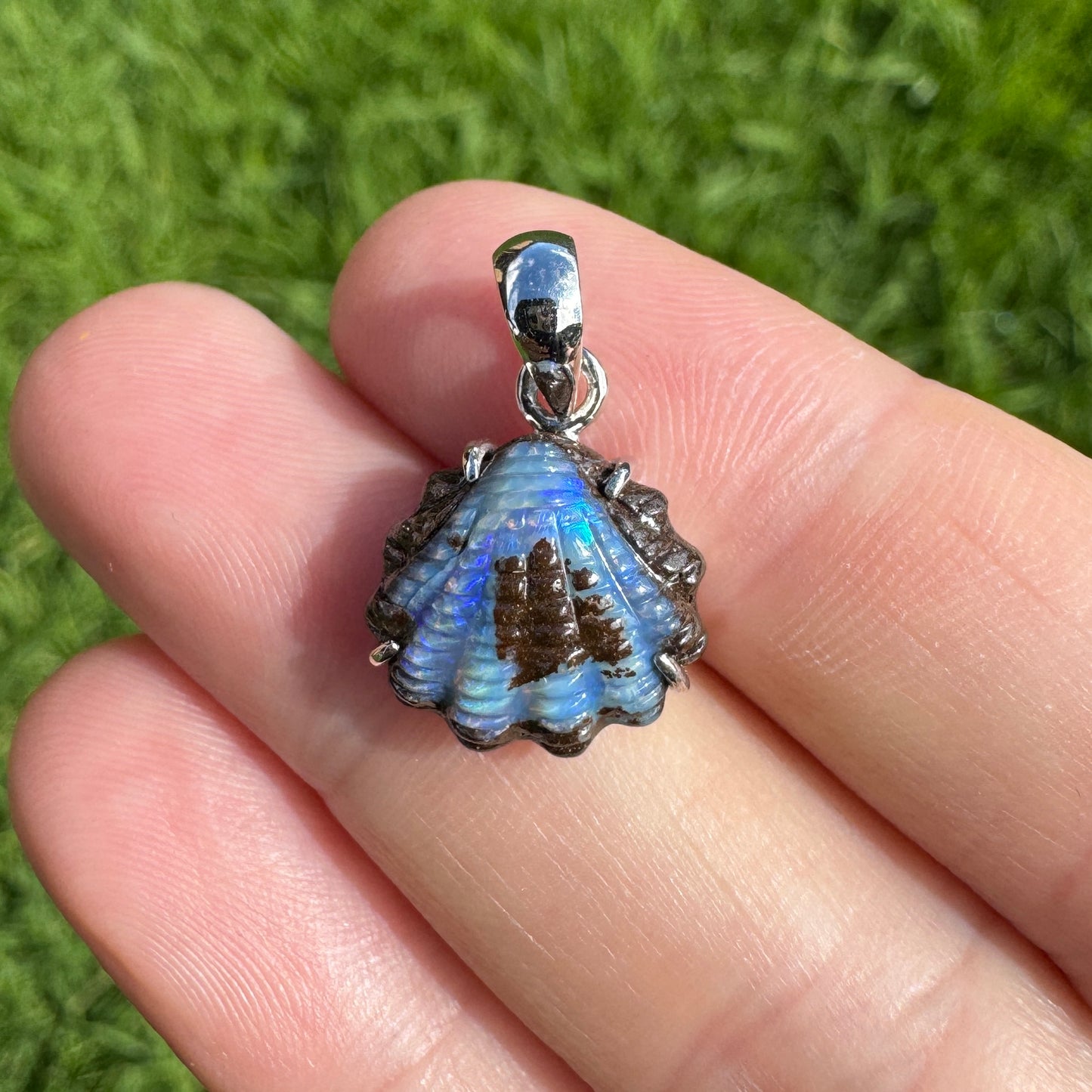 Small fan shell boulder opal pendant (No. 09)