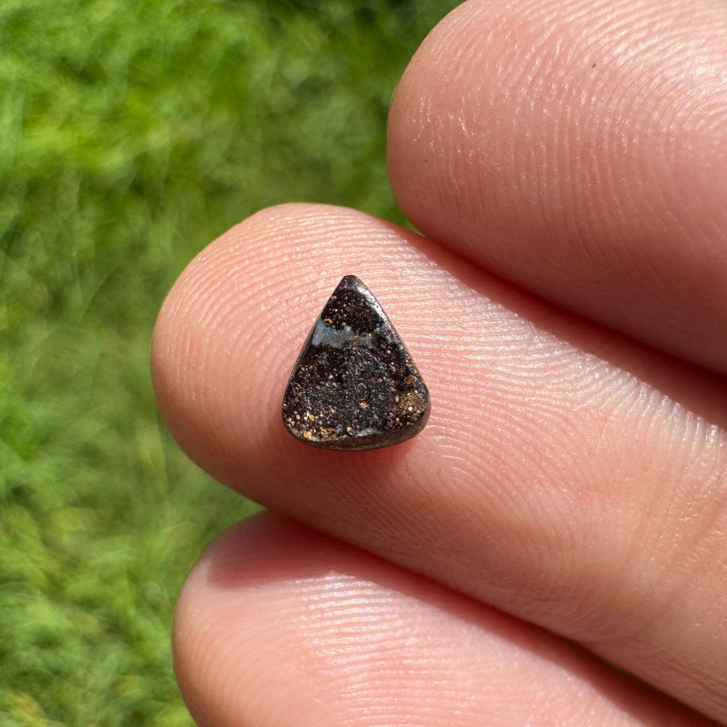 0.57 Ct extra small boulder opal