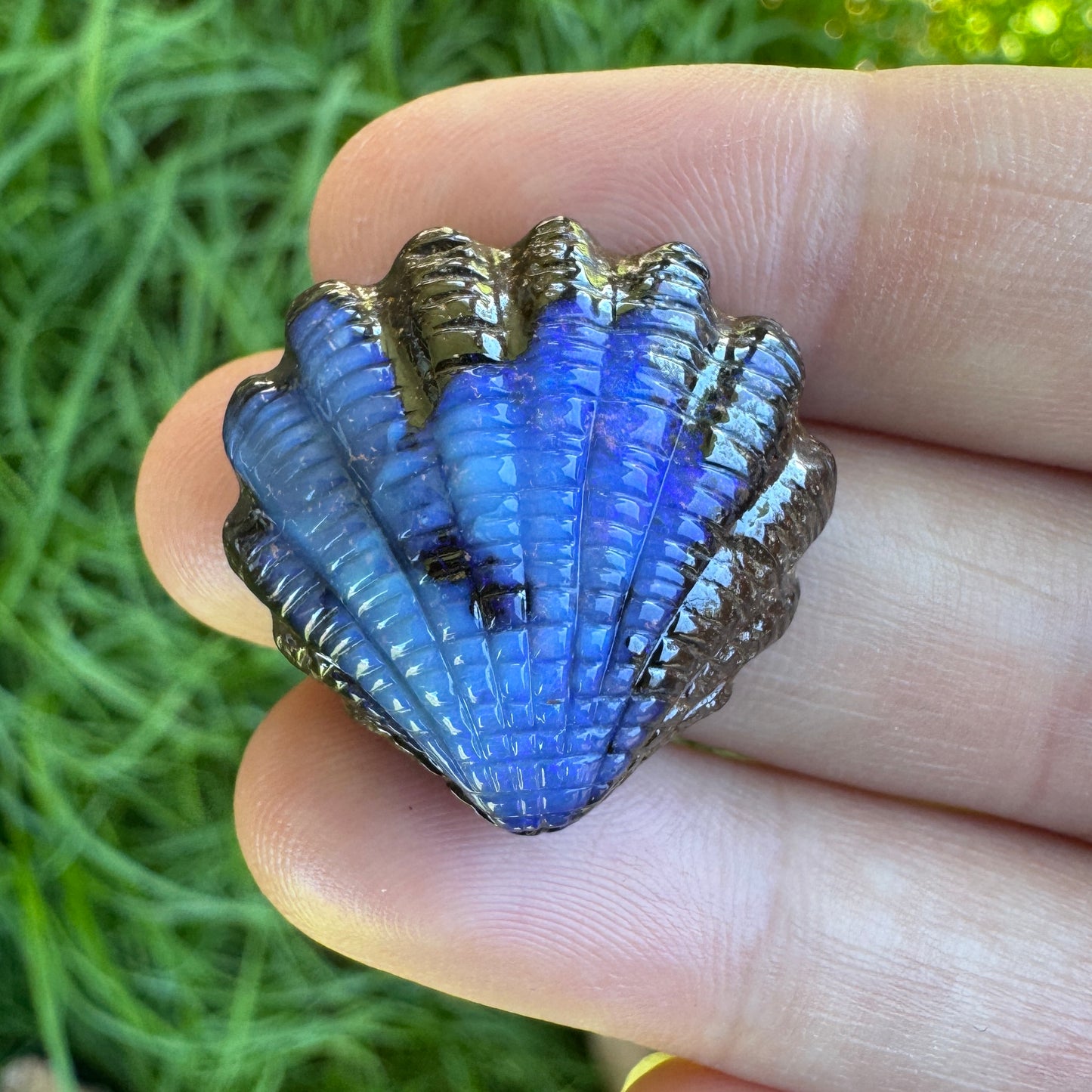 34.74 Ct fan shell boulder opal carving