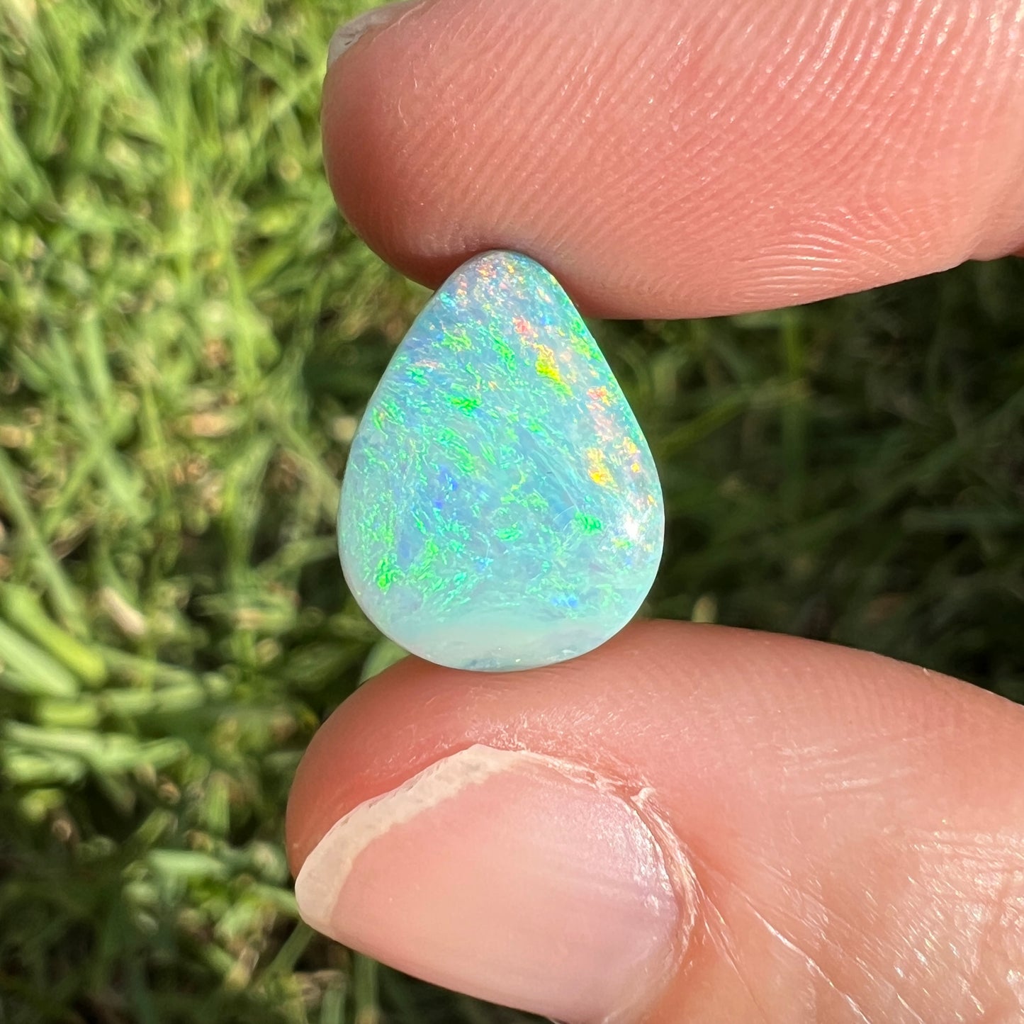 3.57 Ct light green and pink boulder opal