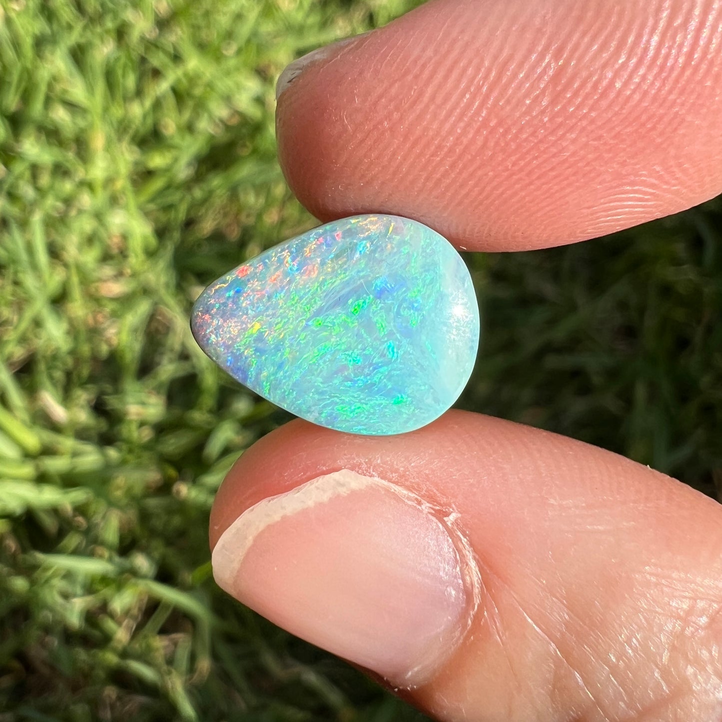 3.57 Ct light green and pink boulder opal