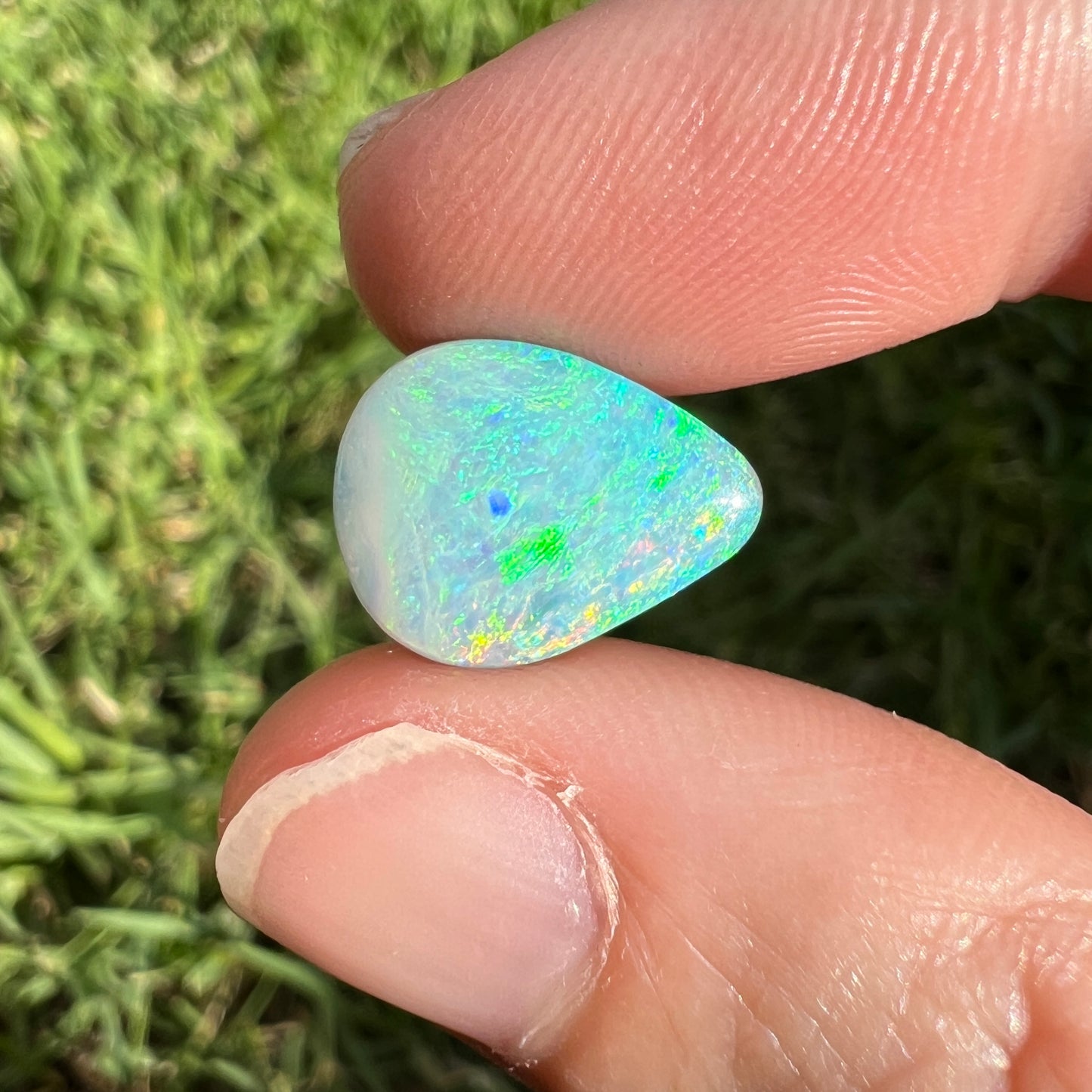 3.57 Ct light green and pink boulder opal