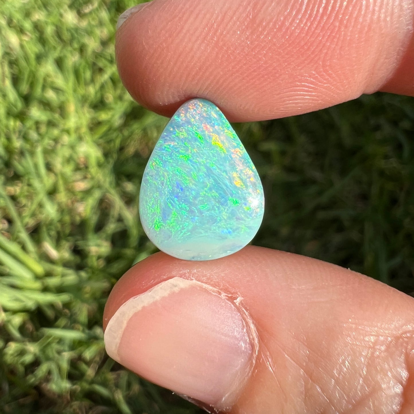 3.57 Ct light green and pink boulder opal