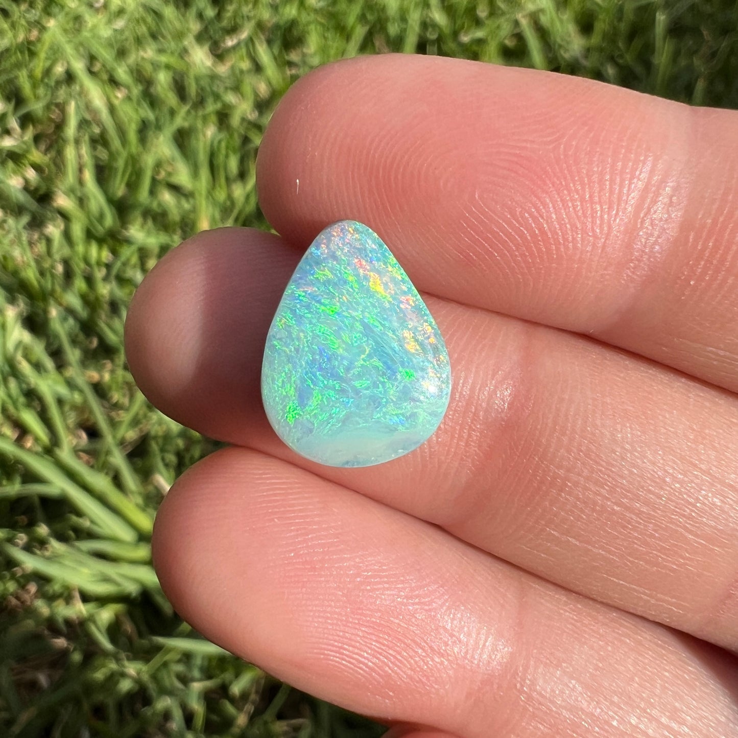 3.57 Ct light green and pink boulder opal