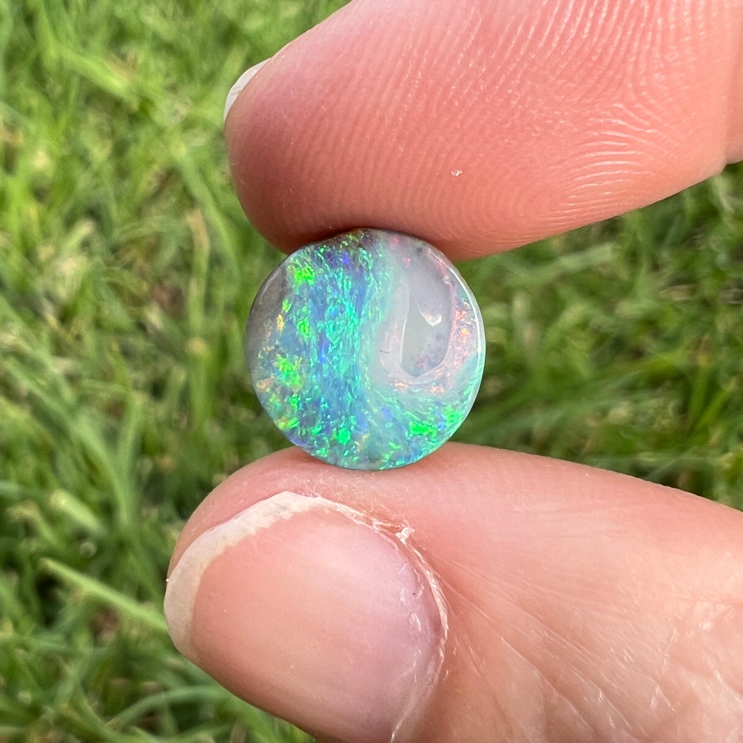 2.84 Ct small circle boulder opal