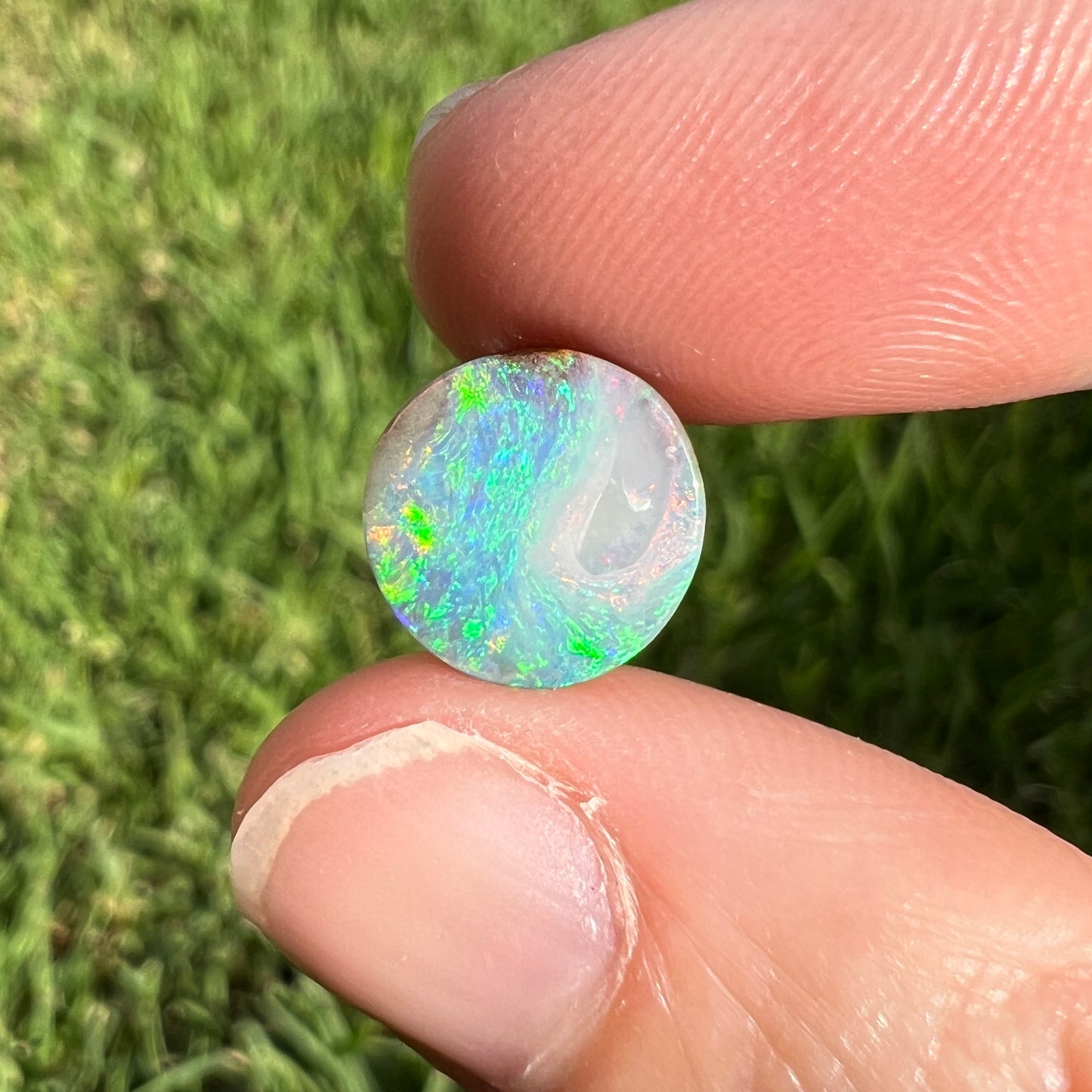 2.84 Ct small circle boulder opal